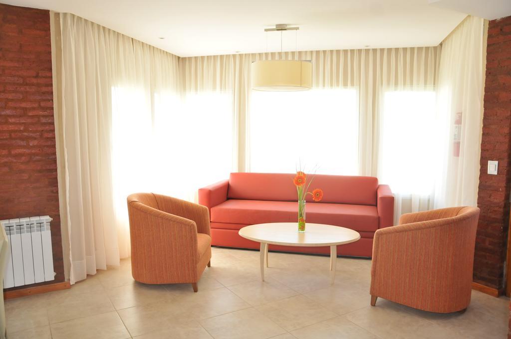 Antu Malal Hotel Plaza Huincul Esterno foto